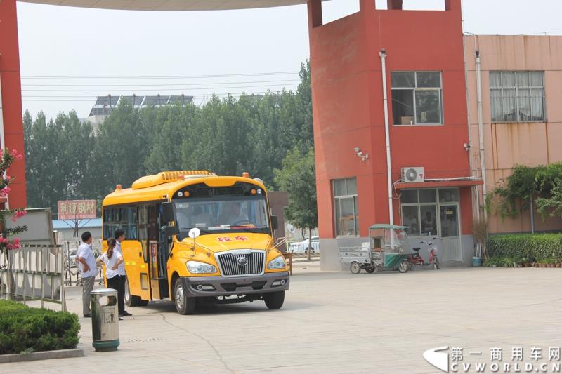 由宇通发起的全国性公益活动——“袋鼠行动”，8月1日在山东沂南县沂南四小正式启动。作为“袋鼠行动”的首站，宇通联合沂南天安校车服务公司举办了应急安全演练活动，并受到当地政府的高度重视。图为：停在学校门前将要进行现场模拟演练的宇通校车