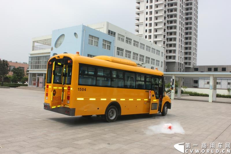 由宇通发起的全国性公益活动——“袋鼠行动”，8月1日在山东沂南县沂南四小正式启动。作为“袋鼠行动”的首站，宇通联合沂南天安校车服务公司举办了应急安全演练活动，并受到当地政府的高度重视。图为：学生们已全部安全撤离事故车辆