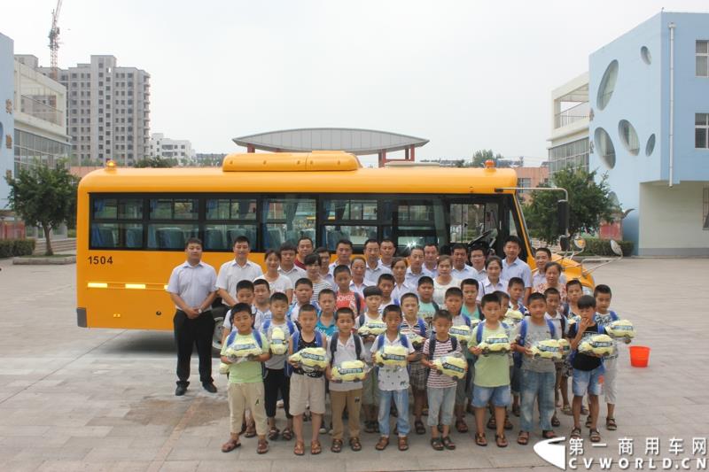 由宇通发起的全国性公益活动——“袋鼠行动”，8月1日在山东沂南县沂南四小正式启动。作为“袋鼠行动”的首站，宇通联合沂南天安校车服务公司举办了应急安全演练活动，并受到当地政府的高度重视。图为：相关领导和学生们在教学楼前合影留念