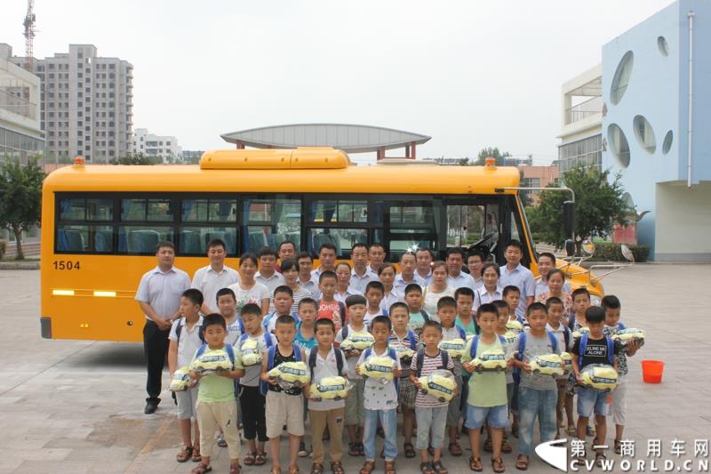 由宇通发起的全国性公益活动——“袋鼠行动”，8月1日在山东沂南县沂南四小正式启动。作为“袋鼠行动”的首站，宇通联合沂南天安校车服务公司举办了应急安全演练活动，并受到当地政府的高度重视。图为：相关领导和学生们在教学楼前合影留念