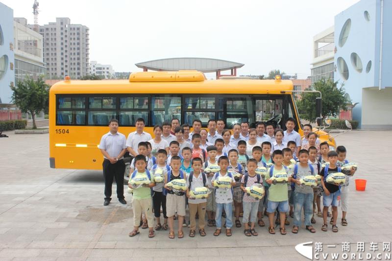 由宇通发起的全国性公益活动——“袋鼠行动”，8月1日在山东沂南县沂南四小正式启动。作为“袋鼠行动”的首站，宇通联合沂南天安校车服务公司举办了应急安全演练活动，并受到当地政府的高度重视。图为：相关领导和学生们在教学楼前合影留念