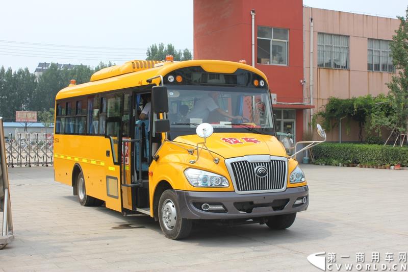 由宇通发起的全国性公益活动——“袋鼠行动”，8月1日在山东沂南县沂南四小正式启动。作为“袋鼠行动”的首站，宇通联合沂南天安校车服务公司举办了应急安全演练活动，并受到当地政府的高度重视。图为：相关人员做演练前的准备工作