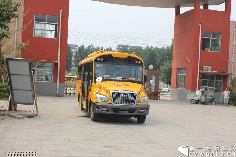 由宇通发起的全国性公益活动——“袋鼠行动”，8月1日在山东沂南县沂南四小正式启动。作为“袋鼠行动”的首站，宇通联合沂南天安校车服务公司举办了应急安全演练活动，并受到当地政府的高度重视。图为：相关人员做演练前的准备工作