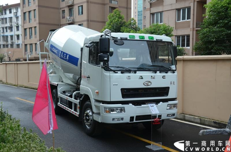 7月18日，以“直面挑战 抓住机遇 抢占市场制高点”为主题的华菱星马2015年中商务大会，在安徽芜湖隆重举行。图为：华菱6×4搅拌车