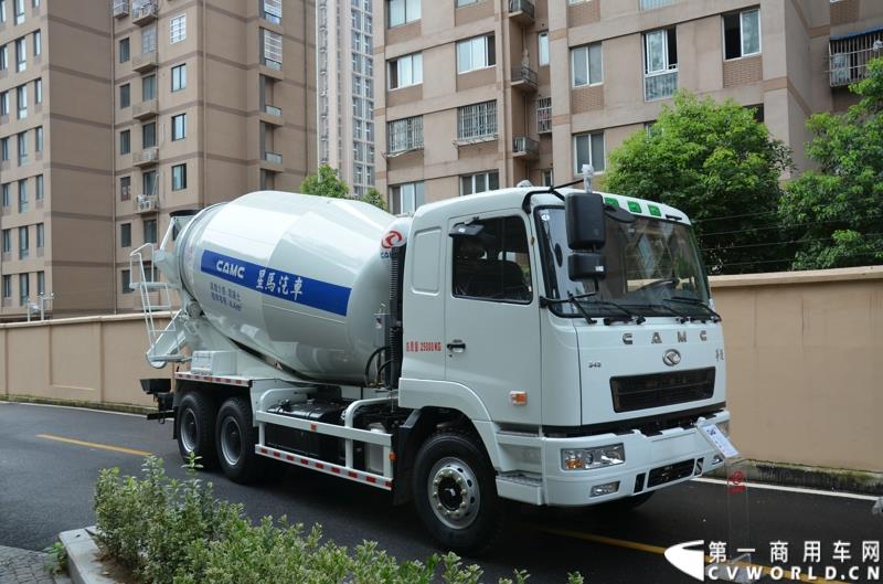 7月18日，以“直面挑战 抓住机遇 抢占市场制高点”为主题的华菱星马2015年中商务大会，在安徽芜湖隆重举行。图为：华菱6×4搅拌车