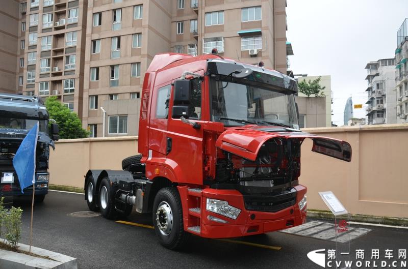 7月18日，以“直面挑战 抓住机遇 抢占市场制高点”为主题的华菱星马2015年中商务大会，在安徽芜湖隆重举行。图为：华菱汉马H6危险品牵引车