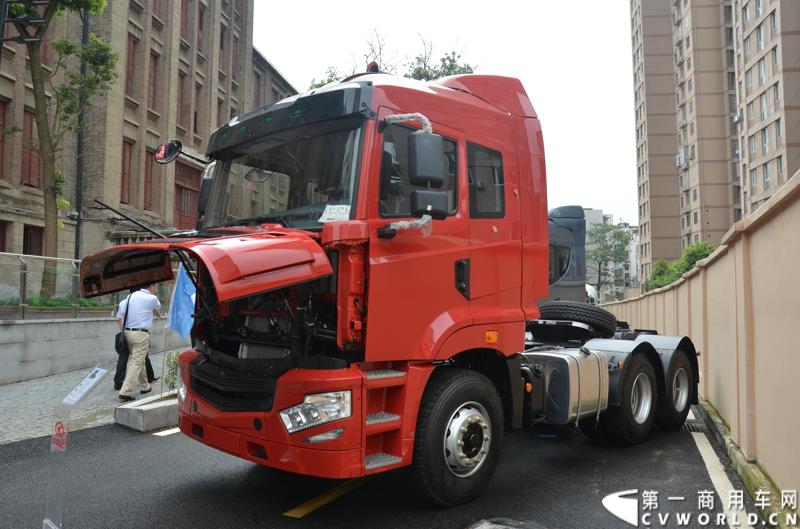 7月18日，以“直面挑战 抓住机遇 抢占市场制高点”为主题的华菱星马2015年中商务大会，在安徽芜湖隆重举行。图为：华菱汉马H6危险品牵引车