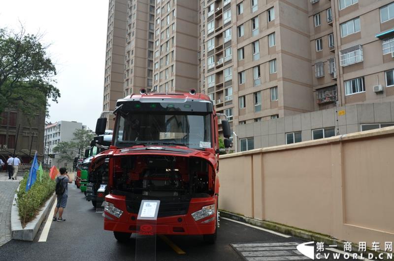 7月18日，以“直面挑战 抓住机遇 抢占市场制高点”为主题的华菱星马2015年中商务大会，在安徽芜湖隆重举行。图为：华菱汉马H6危险品牵引车