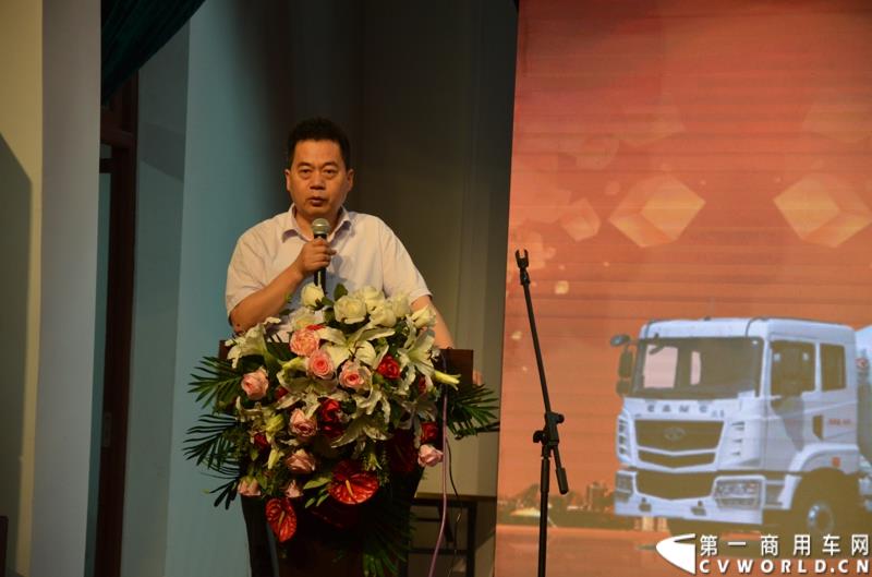 7月18日，以“直面挑战 抓住机遇 抢占市场制高点”为主题的华菱星马2015年中商务大会，在安徽芜湖隆重举行。图为：华菱星马董事长刘汉如讲话