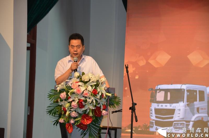 7月18日，以“直面挑战 抓住机遇 抢占市场制高点”为主题的华菱星马2015年中商务大会，在安徽芜湖隆重举行。图为：华菱星马董事长刘汉如讲话