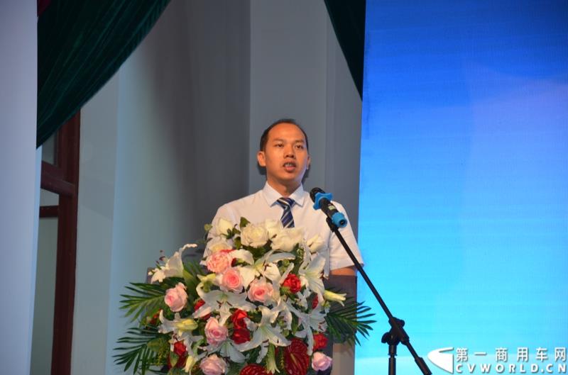 7月18日，以“直面挑战 抓住机遇 抢占市场制高点”为主题的华菱星马2015年中商务大会，在安徽芜湖隆重举行。图为：华菱星马总经理助理葛晓生作营销工作报告