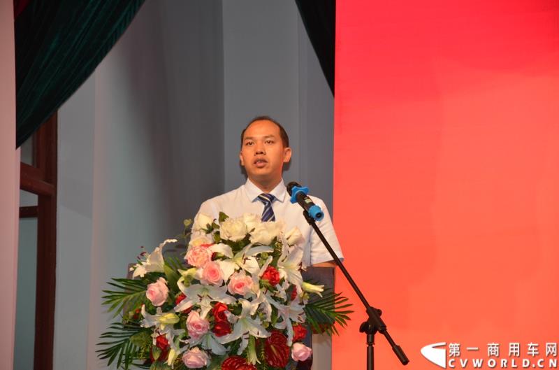 7月18日，以“直面挑战 抓住机遇 抢占市场制高点”为主题的华菱星马2015年中商务大会，在安徽芜湖隆重举行。图为：华菱星马总经理助理葛晓生作营销工作报告