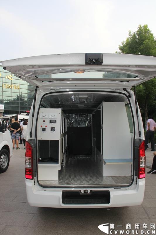 8月14日，图雅诺杯—福田商务汽车第五届改装大赛在山东潍坊举行，福田轻型商用车事业本部以及福田商务汽车负责人、改装企业、经销商、媒体在内的200余人出席了本次活动。图为：风景G7改装的流动服务车，由北京天坛海乔客车公司改装制造