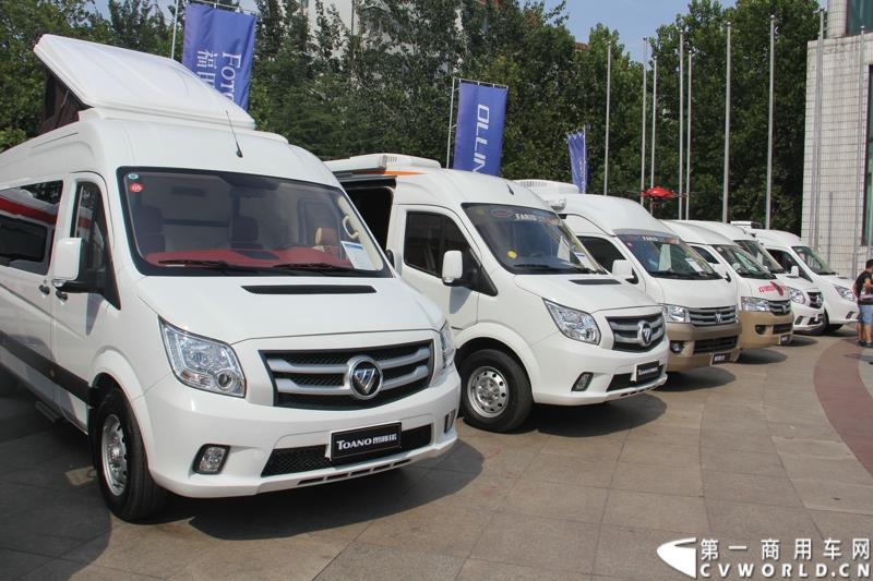 8月14日，图雅诺杯—福田商务汽车第五届改装大赛在山东潍坊举行，福田轻型商用车事业本部以及福田商务汽车负责人、改装企业、经销商、媒体在内的200余人出席了本次活动。图为：改装大赛参赛车辆