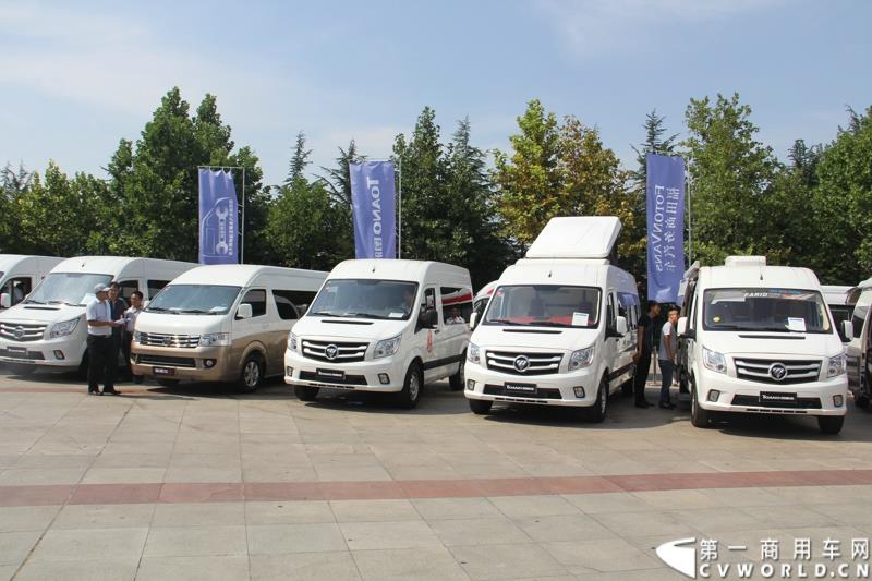 8月14日，图雅诺杯—福田商务汽车第五届改装大赛在山东潍坊举行，福田轻型商用车事业本部以及福田商务汽车负责人、改装企业、经销商、媒体在内的200余人出席了本次活动。图为：改装大赛参赛车辆