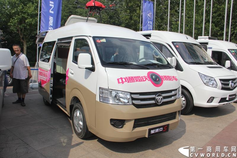 8月14日，图雅诺杯—福田商务汽车第五届改装大赛在山东潍坊举行，福田轻型商用车事业本部以及福田商务汽车负责人、改装企业、经销商、媒体在内的200余人出席了本次活动。图为：蒙派克S改装的婚庆摄影车