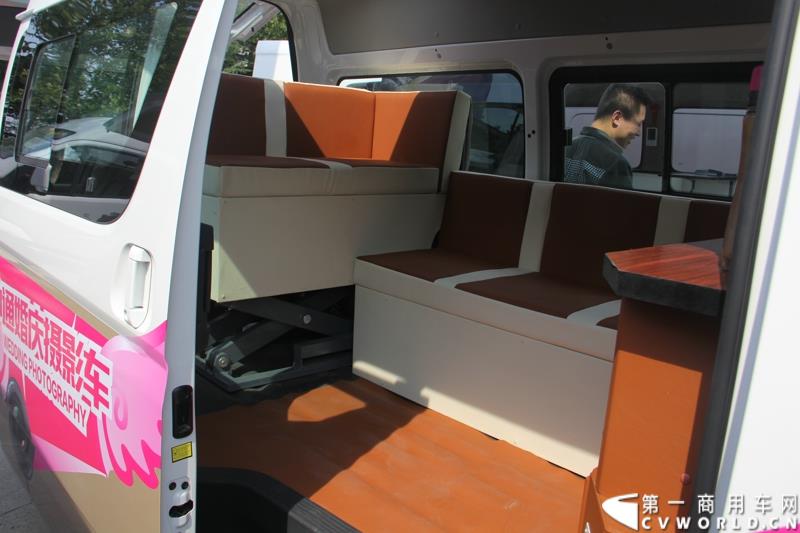 8月14日，图雅诺杯—福田商务汽车第五届改装大赛在山东潍坊举行，福田轻型商用车事业本部以及福田商务汽车负责人、改装企业、经销商、媒体在内的200余人出席了本次活动。图为：蒙派克S改装的婚庆摄影车