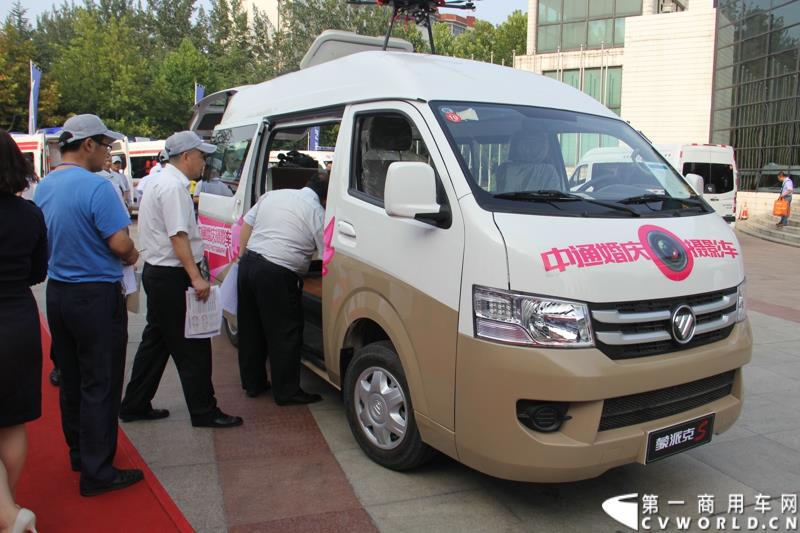 8月14日，图雅诺杯—福田商务汽车第五届改装大赛在山东潍坊举行，福田轻型商用车事业本部以及福田商务汽车负责人、改装企业、经销商、媒体在内的200余人出席了本次活动。图为：蒙派克S改装的中通婚庆摄影车接受评审