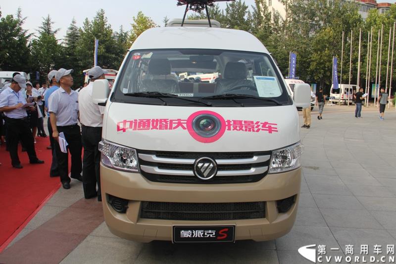 8月14日，图雅诺杯—福田商务汽车第五届改装大赛在山东潍坊举行，福田轻型商用车事业本部以及福田商务汽车负责人、改装企业、经销商、媒体在内的200余人出席了本次活动。图为：蒙派克S改装的中通婚庆摄影车接受评审