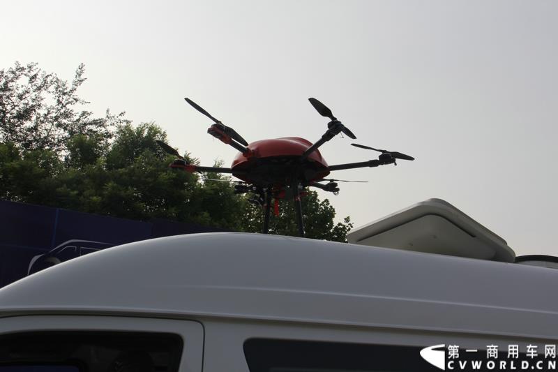 8月14日，图雅诺杯—福田商务汽车第五届改装大赛在山东潍坊举行，福田轻型商用车事业本部以及福田商务汽车负责人、改装企业、经销商、媒体在内的200余人出席了本次活动。图为：蒙派克S改装的中通婚庆摄影车接受评审