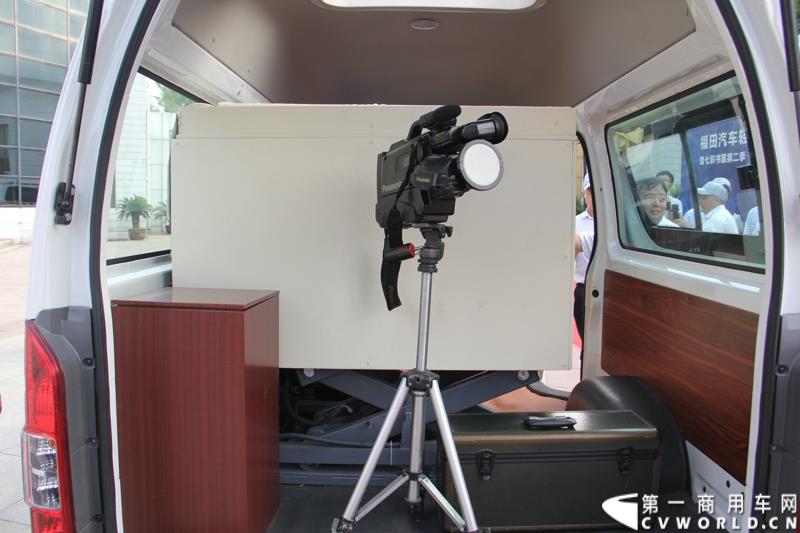 8月14日，图雅诺杯—福田商务汽车第五届改装大赛在山东潍坊举行，福田轻型商用车事业本部以及福田商务汽车负责人、改装企业、经销商、媒体在内的200余人出席了本次活动。图为：蒙派克S改装的中通婚庆摄影车接受评审