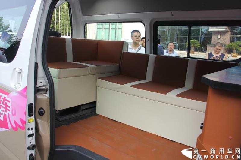 8月14日，图雅诺杯—福田商务汽车第五届改装大赛在山东潍坊举行，福田轻型商用车事业本部以及福田商务汽车负责人、改装企业、经销商、媒体在内的200余人出席了本次活动。图为：蒙派克S改装的中通婚庆摄影车接受评审