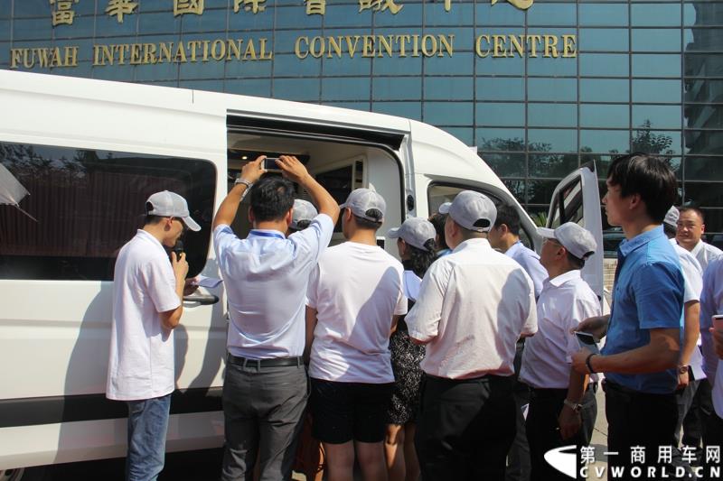 8月14日，图雅诺杯—福田商务汽车第五届改装大赛在山东潍坊举行，福田轻型商用车事业本部以及福田商务汽车负责人、改装企业、经销商、媒体在内的200余人出席了本次活动。图为青岛索尔汽车改装的图雅诺商务车接受评审