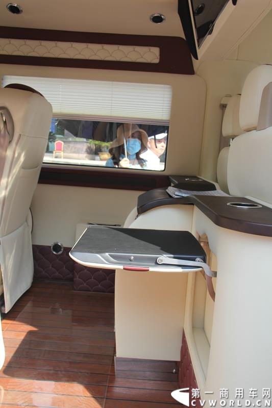 8月14日，图雅诺杯—福田商务汽车第五届改装大赛在山东潍坊举行，福田轻型商用车事业本部以及福田商务汽车负责人、改装企业、经销商、媒体在内的200余人出席了本次活动。图为青岛索尔汽车改装的图雅诺商务车接受评审