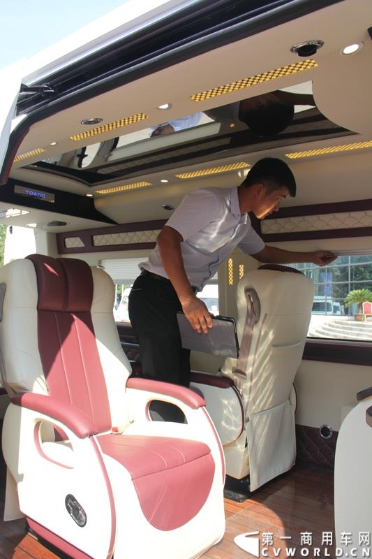 8月14日，图雅诺杯—福田商务汽车第五届改装大赛在山东潍坊举行，福田轻型商用车事业本部以及福田商务汽车负责人、改装企业、经销商、媒体在内的200余人出席了本次活动。图为青岛索尔汽车改装的图雅诺商务车接受评审