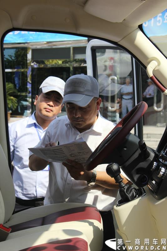 8月14日，图雅诺杯—福田商务汽车第五届改装大赛在山东潍坊举行，福田轻型商用车事业本部以及福田商务汽车负责人、改装企业、经销商、媒体在内的200余人出席了本次活动。图为：认真的评委
