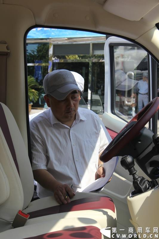 8月14日，图雅诺杯—福田商务汽车第五届改装大赛在山东潍坊举行，福田轻型商用车事业本部以及福田商务汽车负责人、改装企业、经销商、媒体在内的200余人出席了本次活动。图为：认真的评委