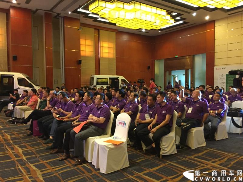 8月16日，江淮汽车在杭州启动星锐“绿驰行动”，此次活动旨在以更加节能环保的欧系轻客产品，推动城市老旧轻客的更新换代并加速轻卡退出城市运输市场，最终实现城市物流运输车辆的标准化、专业化和环保化。图为：江淮汽车乘用车营销公司领导参加本次活动