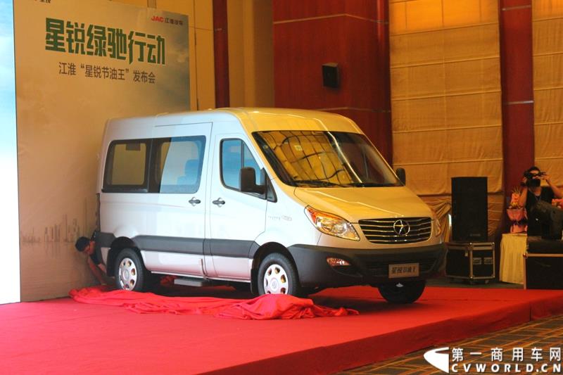 8月16日，江淮汽车在杭州启动星锐“绿驰行动”，此次活动旨在以更加节能环保的欧系轻客产品，推动城市老旧轻客的更新换代并加速轻卡退出城市运输市场，最终实现城市物流运输车辆的标准化、专业化和环保化。图为：江淮星锐4系节油王在杭州上市  