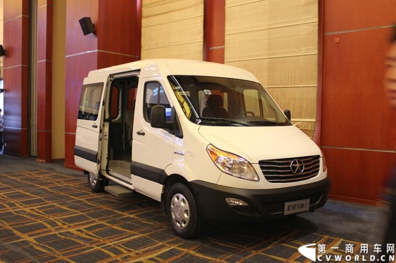 8月16日，江淮汽车在杭州启动星锐“绿驰行动”，此次活动旨在以更加节能环保的欧系轻客产品，推动城市老旧轻客的更新换代并加速轻卡退出城市运输市场，最终实现城市物流运输车辆的标准化、专业化和环保化。图为：江淮星锐4系节油王在杭州上市