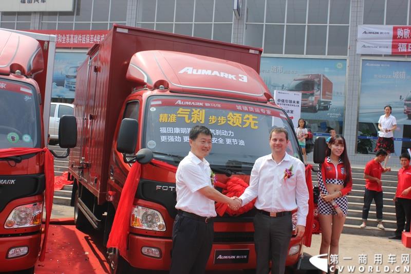 8月23日，以“价值引领未来”为主题的欧马可城市物流体验之旅在石家庄隆重举行。这是继珠三角、长三角、中原地区后，欧马可一路北上，打响了京津冀地区城市物流体验第一枪。图为：领导在新品前合影