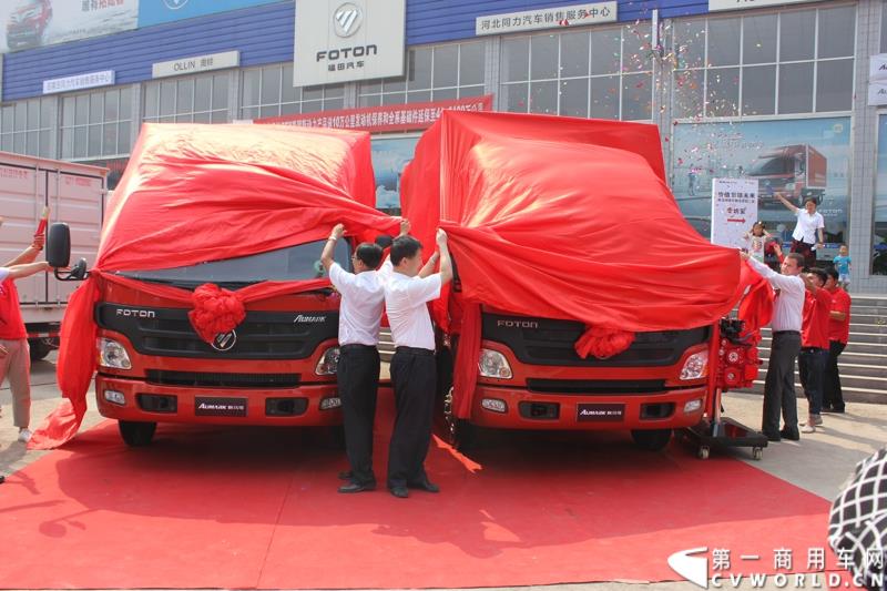 8月23日，以“价值引领未来”为主题的欧马可城市物流体验之旅在石家庄隆重举行。这是继珠三角、长三角、中原地区后，欧马可一路北上，打响了京津冀地区城市物流体验第一枪。图为：领导为欧马可新品揭幕 