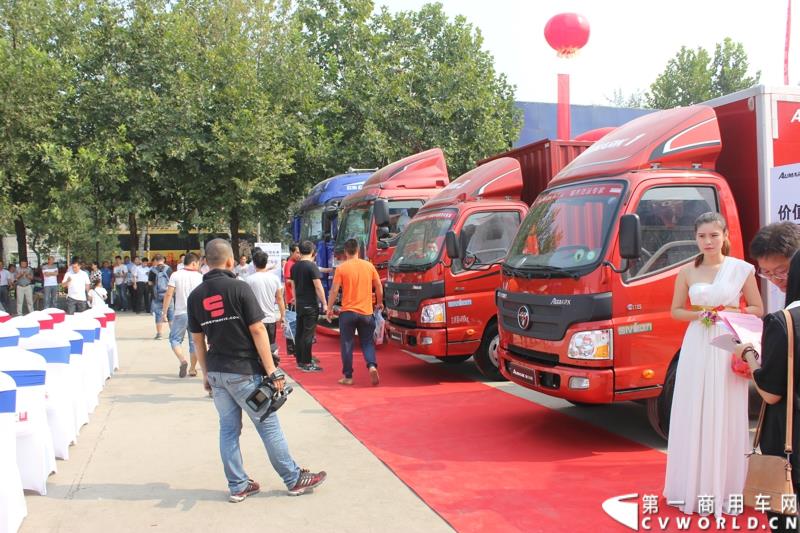 8月23日，以“价值引领未来”为主题的欧马可城市物流体验之旅在石家庄隆重举行。这是继珠三角、长三角、中原地区后，欧马可一路北上，打响了京津冀地区城市物流体验第一枪。图为：现场用户参观展车