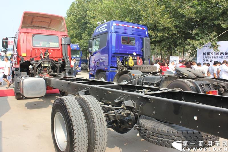 8月23日，以“价值引领未来”为主题的欧马可城市物流体验之旅在石家庄隆重举行。这是继珠三角、长三角、中原地区后，欧马可一路北上，打响了京津冀地区城市物流体验第一枪。图为：现场展车