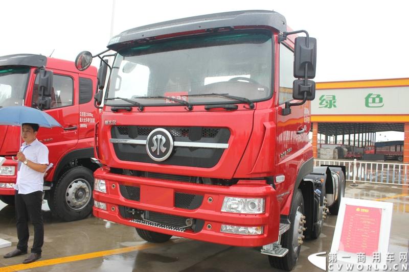 9月1日，以“全新升级·创富利器”为主题的2015中国重汽曼技术新斯太尔创富品鉴会，在河北衡水盛大举行。这是继邯郸、济宁站后，中国重汽再次携“创富者联盟”项目走进河北。图为：D7B高顶6X2牵引车