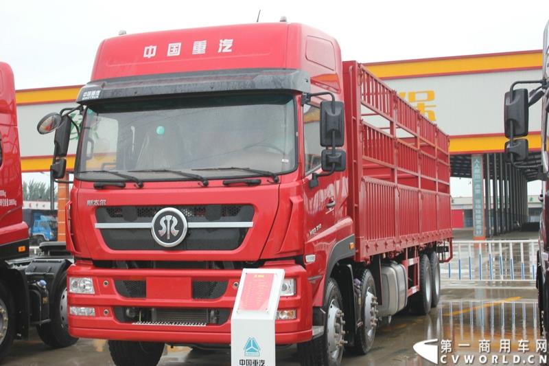 9月1日，以“全新升级·创富利器”为主题的2015中国重汽曼技术新斯太尔创富品鉴会，在河北衡水盛大举行。这是继邯郸、济宁站后，中国重汽再次携“创富者联盟”项目走进河北。图为：DM5G 8X4载货车