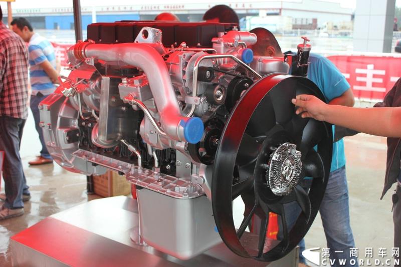 9月1日，以“全新升级·创富利器”为主题的2015中国重汽曼技术新斯太尔创富品鉴会，在河北衡水盛大举行。这是继邯郸、济宁站后，中国重汽再次携“创富者联盟”项目走进河北。图为：MC07发动机