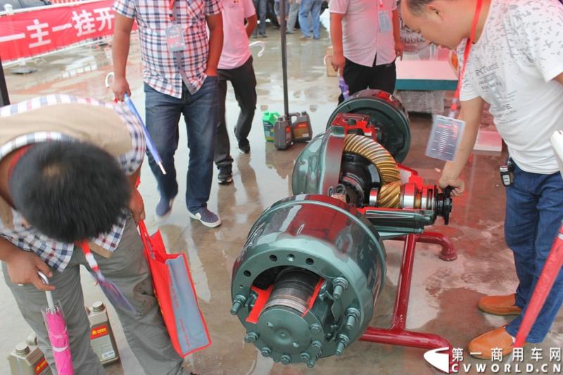 9月1日，以“全新升级·创富利器”为主题的2015中国重汽曼技术新斯太尔创富品鉴会，在河北衡水盛大举行。这是继邯郸、济宁站后，中国重汽再次携“创富者联盟”项目走进河北。图为：MCY13驱动桥