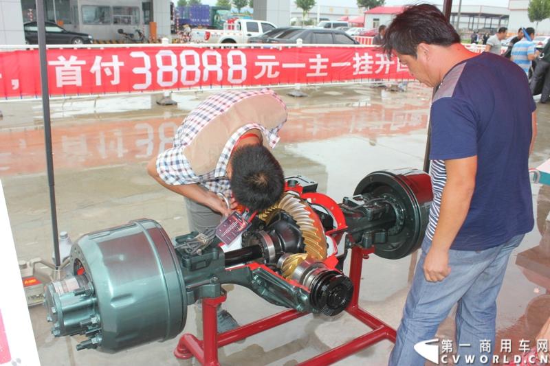 9月1日，以“全新升级·创富利器”为主题的2015中国重汽曼技术新斯太尔创富品鉴会，在河北衡水盛大举行。这是继邯郸、济宁站后，中国重汽再次携“创富者联盟”项目走进河北。图为：MCY13驱动桥