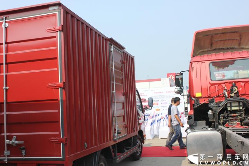 8月23日，以“价值引领未来”为主题的欧马可城市物流体验之旅在石家庄隆重举行。这是继珠三角、长三角、中原地区后，欧马可一路北上，打响了京津冀地区城市物流体验第一枪。图为：现场展车