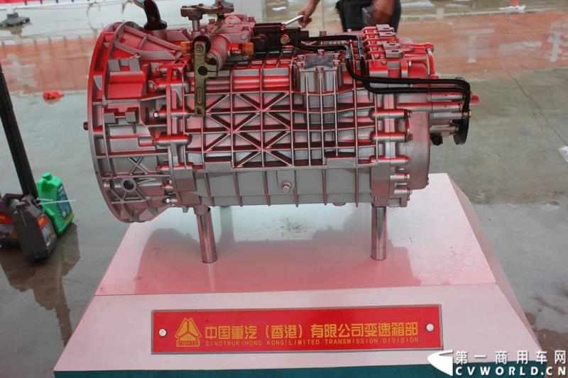 9月1日，以“全新升级·创富利器”为主题的2015中国重汽曼技术新斯太尔创富品鉴会，在河北衡水盛大举行。这是继邯郸、济宁站后，中国重汽再次携“创富者联盟”项目走进河北。图为：变速箱