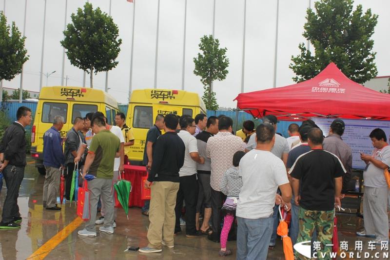 9月1日，以“全新升级·创富利器”为主题的2015中国重汽曼技术新斯太尔创富品鉴会，在河北衡水盛大举行。这是继邯郸、济宁站后，中国重汽再次携“创富者联盟”项目走进河北。图为：活动现场货车帮公司展位
