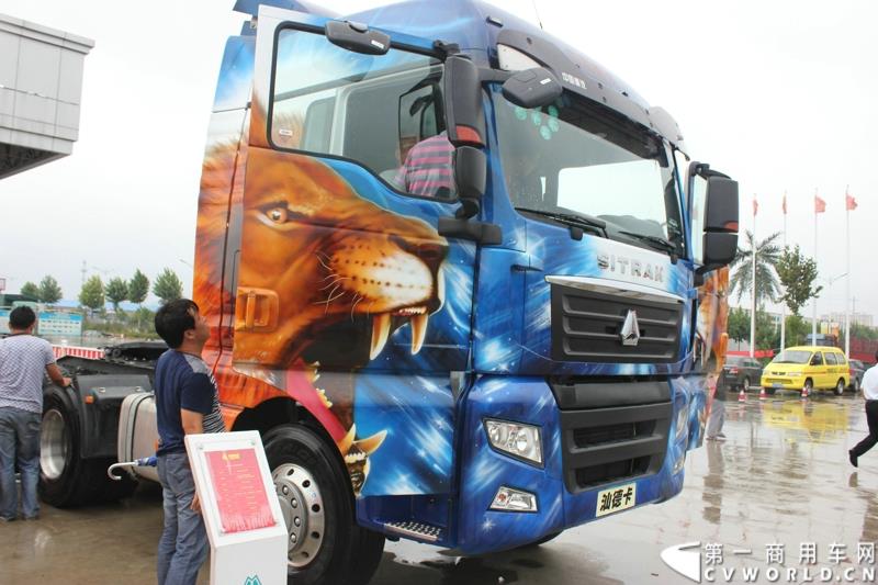 9月1日，以“全新升级·创富利器”为主题的2015中国重汽曼技术新斯太尔创富品鉴会，在河北衡水盛大举行。这是继邯郸、济宁站后，中国重汽再次携“创富者联盟”项目走进河北。图为：汕德卡6X2牵引车