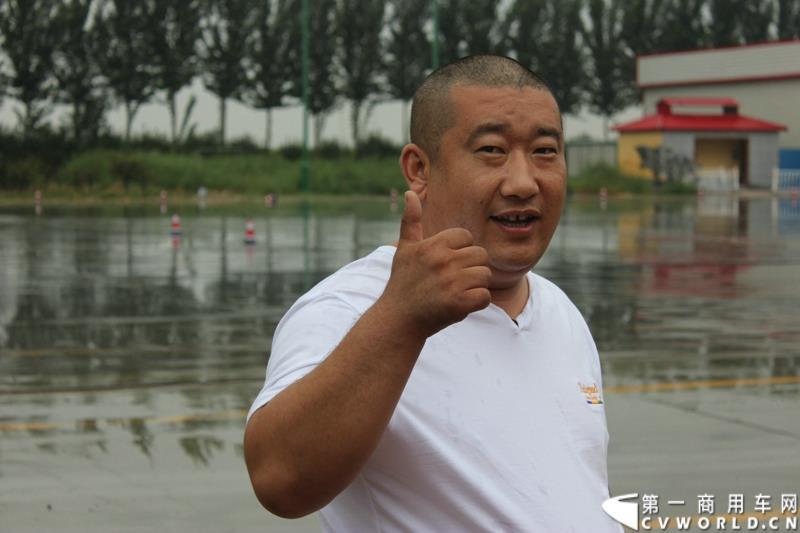 9月1日，以“全新升级·创富利器”为主题的2015中国重汽曼技术新斯太尔创富品鉴会，在河北衡水盛大举行。这是继邯郸、济宁站后，中国重汽再次携“创富者联盟”项目走进河北。图为：体验新斯太尔卡车漂移的首个用户竖起了大拇指