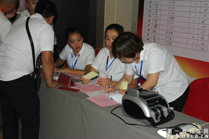 9月1日，以“全新升级·创富利器”为主题的2015中国重汽曼技术新斯太尔创富品鉴会，在河北衡水盛大举行。这是继邯郸、济宁站后，中国重汽再次携“创富者联盟”项目走进河北。图为：现场用户踊跃订车