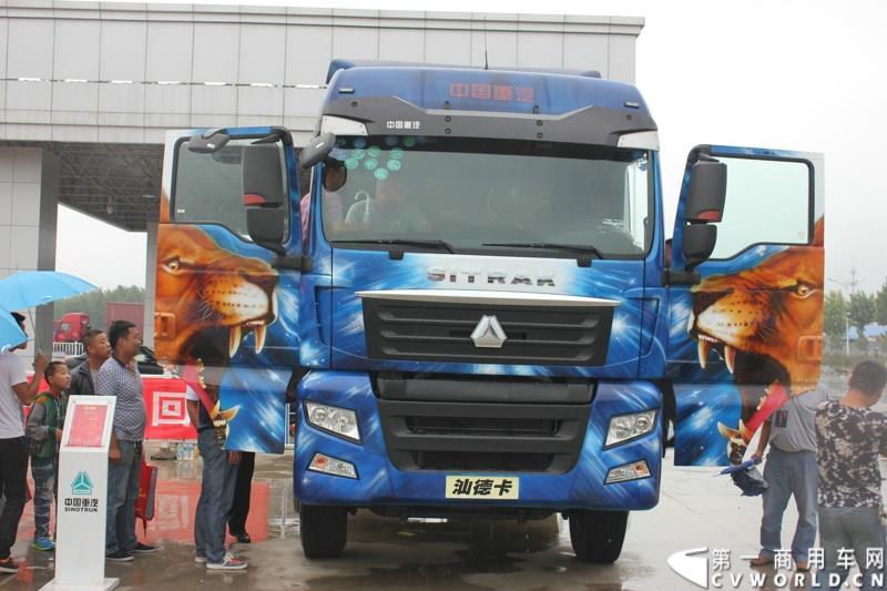 9月1日，以“全新升级·创富利器”为主题的2015中国重汽曼技术新斯太尔创富品鉴会，在河北衡水盛大举行。这是继邯郸、济宁站后，中国重汽再次携“创富者联盟”项目走进河北。图为：汕德卡6X2牵引车
